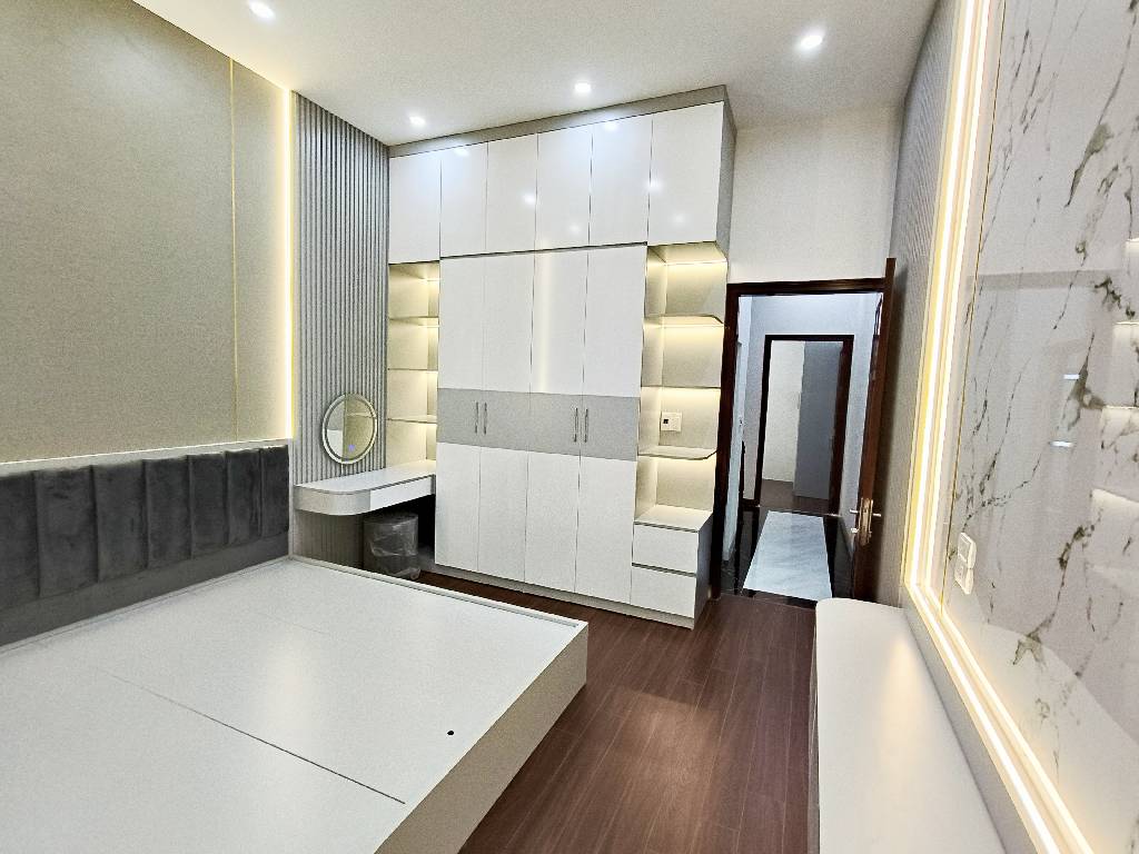 Bán nhà trung tâm Hai Bà Trưng 100m ra phố thang máy 43m2 9.6 tỷ - Ảnh 1